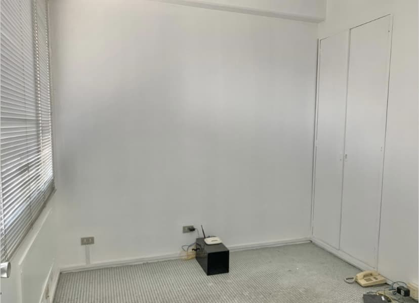 Oficina con ventana y clóset empotrado